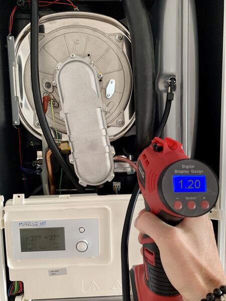 Doplnění tlaku do expanzní nádoby pomocí elektronického kompresoru.